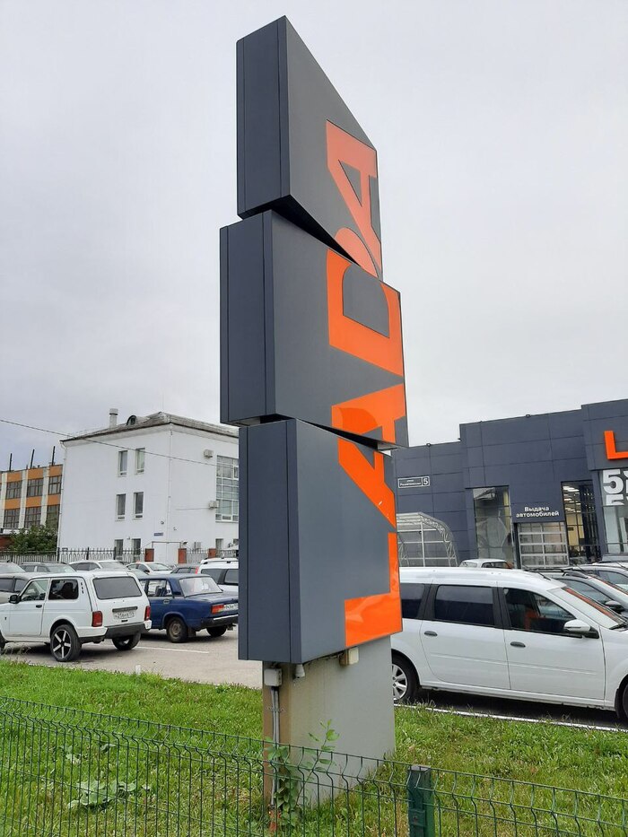 Сплошные щели, несовпадение плоскостей и объёмов и саморезы.