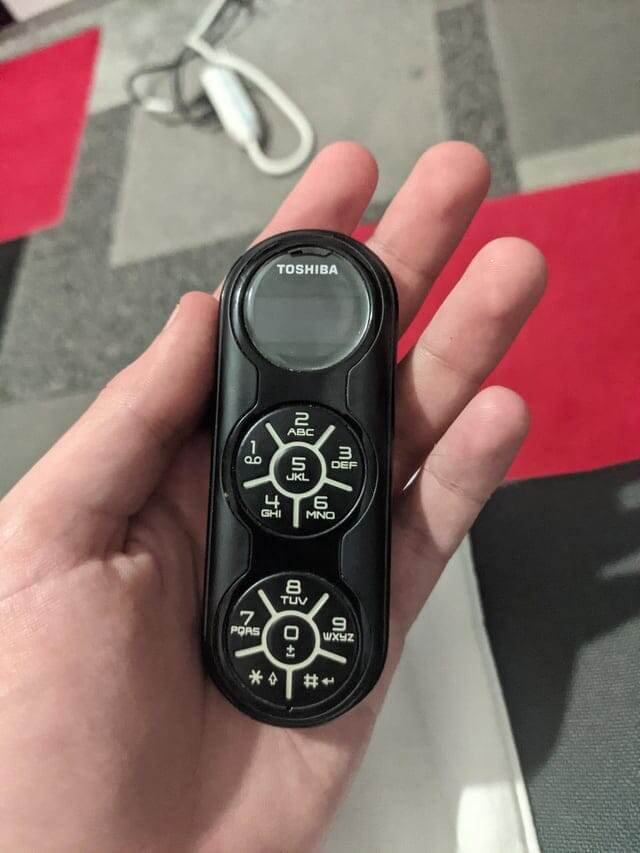 Миниатюрный телефон был специально разработан для быстрого и лёгкого входа в интернет.