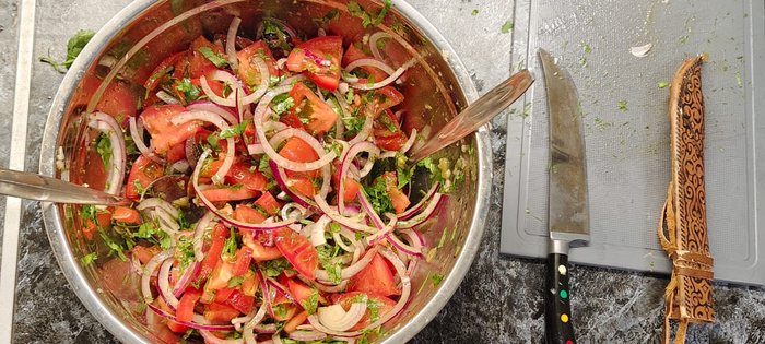 Заправляю маслом, уксусом, солю и перчу. Перемешиваю. Отправляю в холодильник на 30 минут. Всё должно пропитаться.