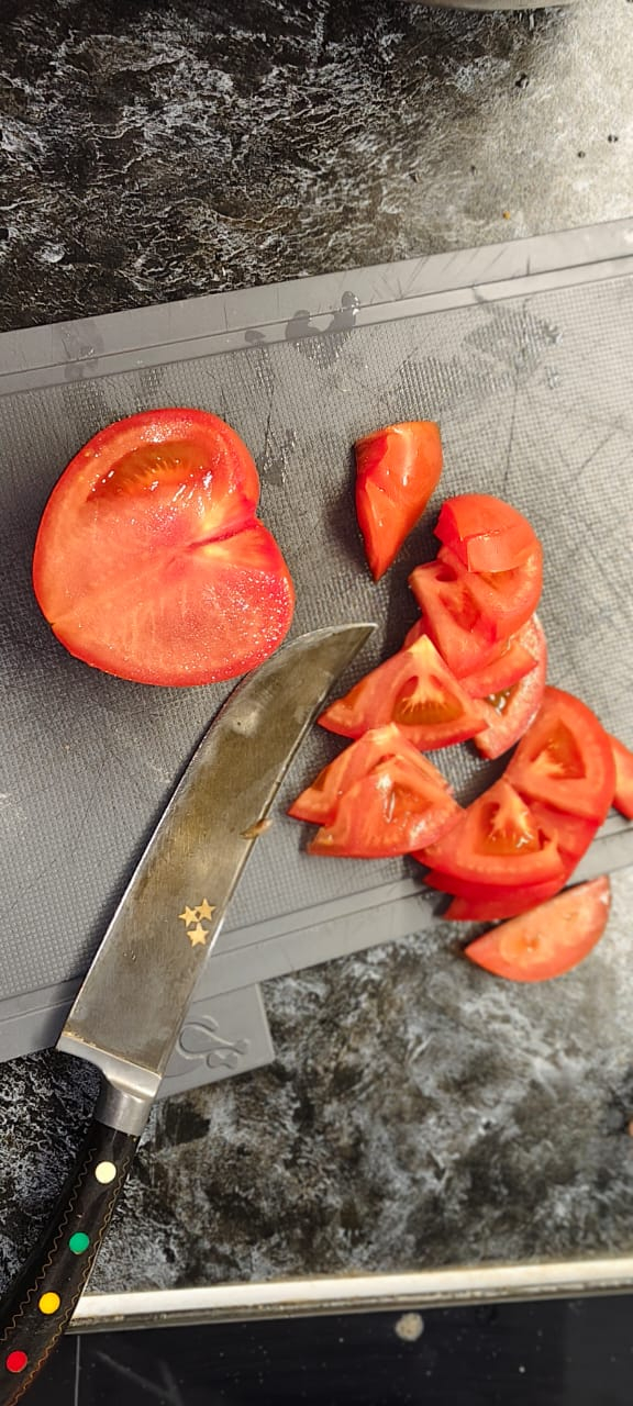 Пчаком тонко режу томаты