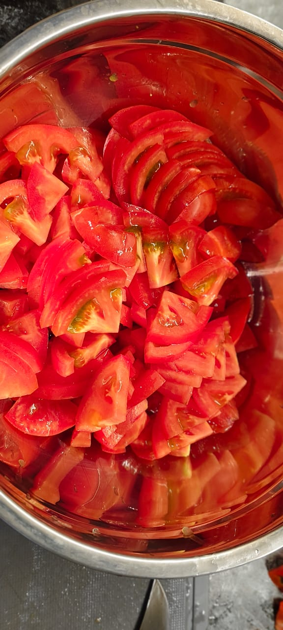 Закидываю томаты в глубокую миску