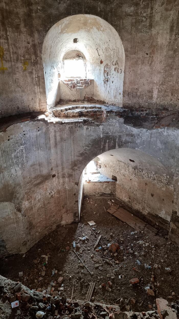 Эта башня пока не принимает гостей. Тоже часть колорита, но уже с другой историей.