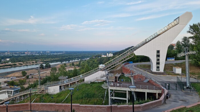 Загадка решена! Оказалось, что это трамплин, где тренируются даже летом.