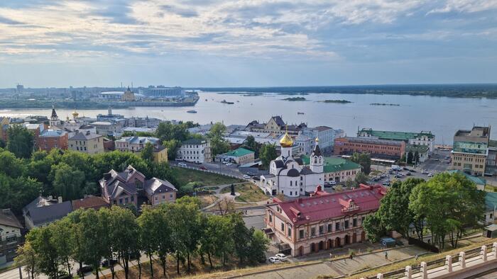 Виды Нижнего Новгорода отсюда просто потрясающие. Можно любоваться часами.