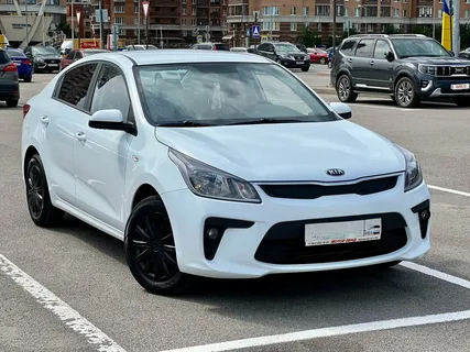 Сдал Kia Rio (2019, 88 000 км) в трейд-ин: оценщик искал дефекты под ковриками и в запаске, а потом снял 300 000 от рыночной стоимости