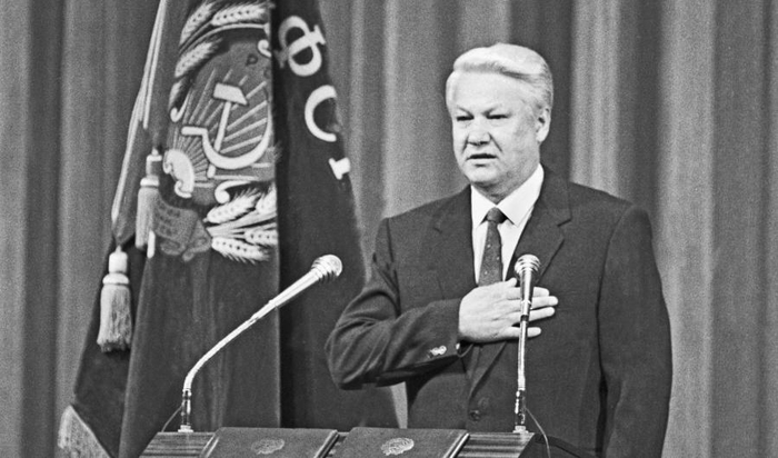 Первый президент России Борис Николаевич Ельцин принимает присягу (1991)