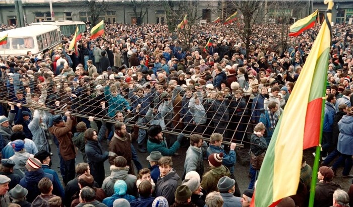 На фото: Литовцы возводят баррикады перед зданием парламента в Вильнюсе, январь 1991 года