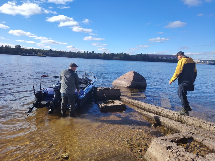 Слиповать катер втроём - милое дело. Быстро легко и просто.