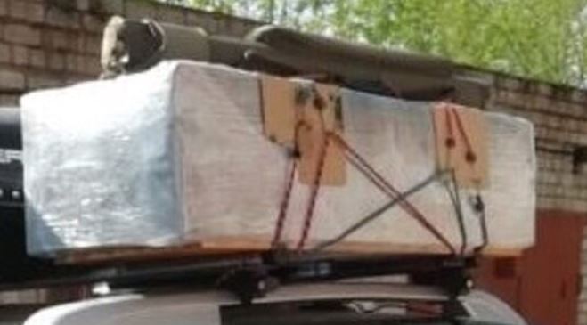 коробка лежит на доске