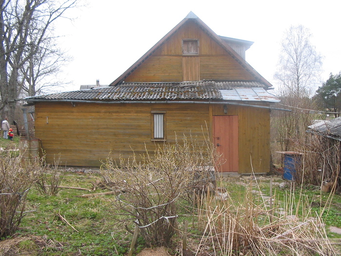 Противоположная торцевая часть. Тут можно заметить небольшой вылет на крыше справа. Первая реконструкция, которую провел мой отец. Таким образом он немного поднял потолок в одной части чердака. Там удалось сделать небольшую комнату