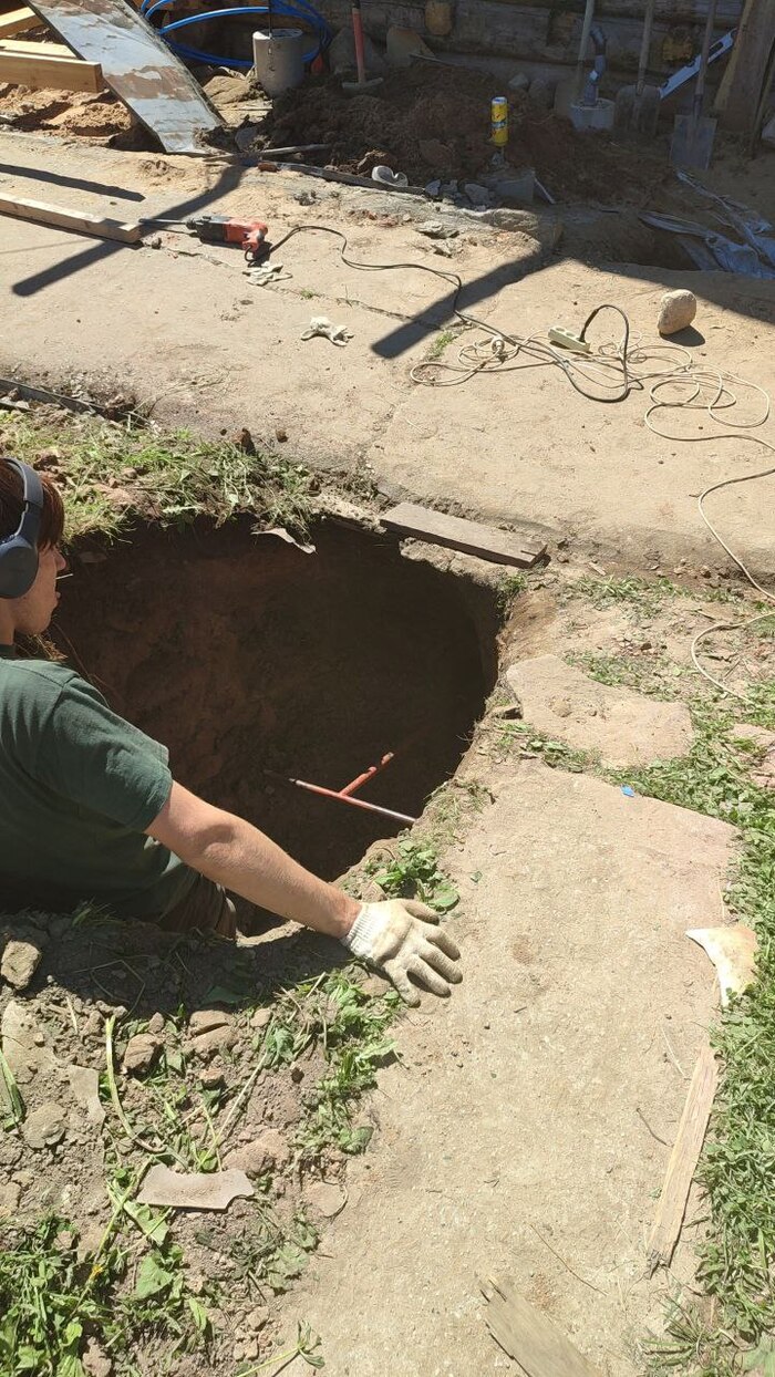 Прокопать лопатами было нереально. Использовали бур и бурили горизонтально. Умудохались знатно
