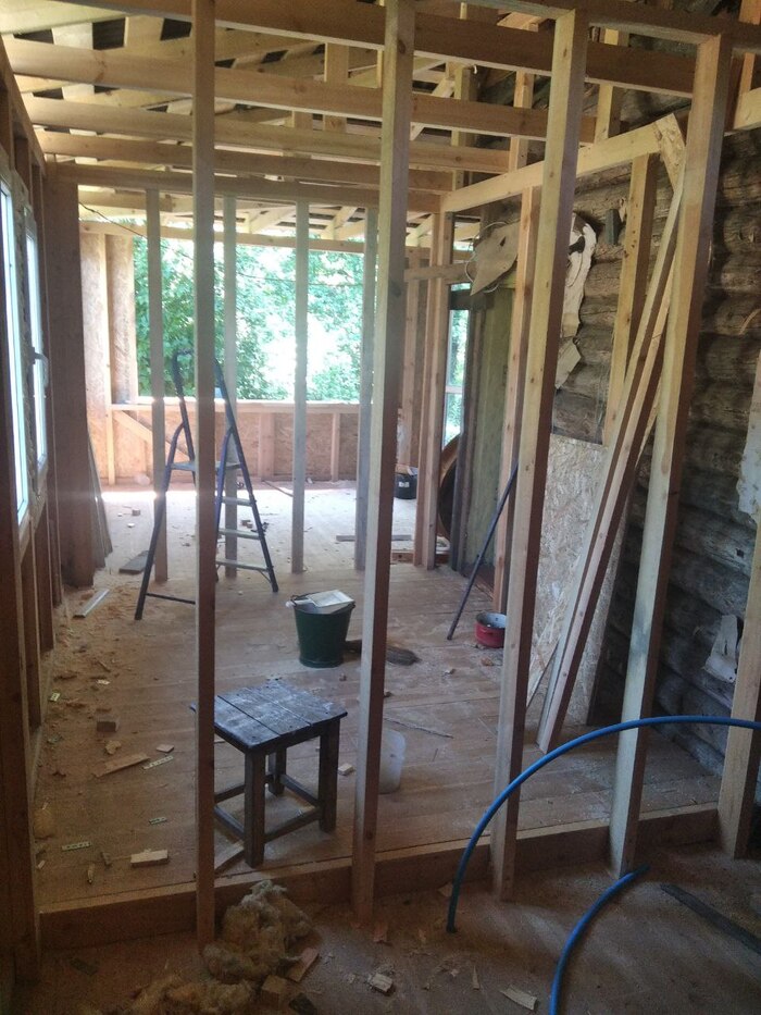 Перегородка между туалетом и гостевой комнатой.