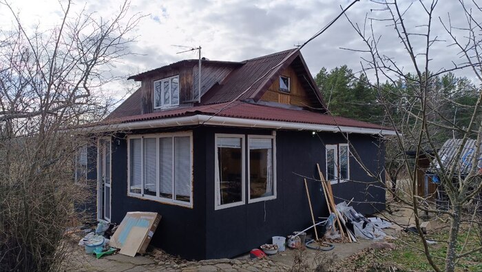 Кстати, на этом фото виден еще одна пристройка. на крыше чердака. Его отец соорудил в конце нулевых. Мы называем эти вылеты "скворечниками". Так и буду их называть в дальнейшем