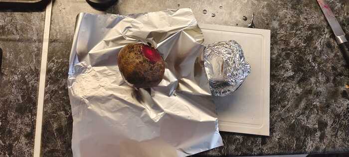 Промываю и заворачиваю свеклу в фольгу и в духовку на час. На 180 градусов