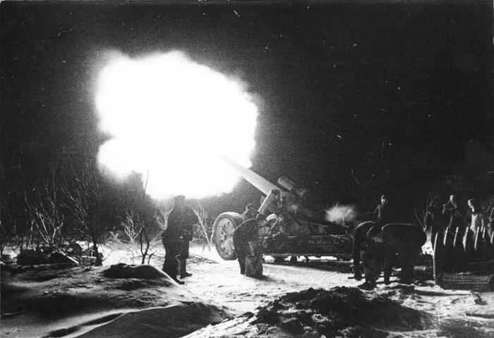 21-см пушка Mörser 18 ведет огонь ночью