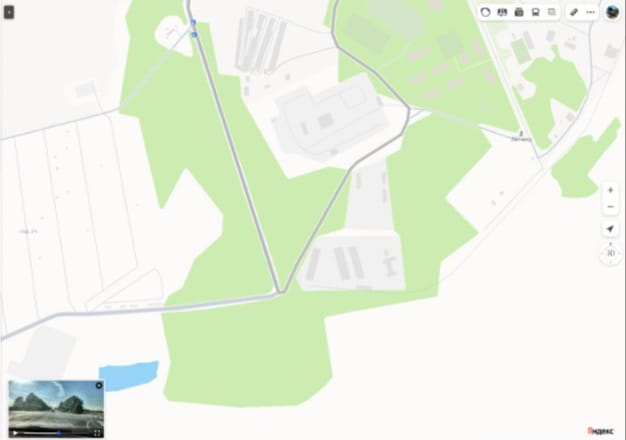 В центре как раз поворот к проходной — дорога, идущая с северо-северо-запада и уходящая на северо-восток.