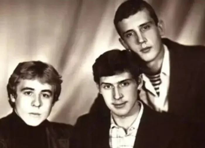 Игорь Савочкин (в центре) в молодости с друзьями