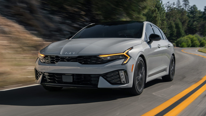 KIA K5 в Корее за 2,2 млн. А в России её отдают по 3+ — разве это не абсурд?