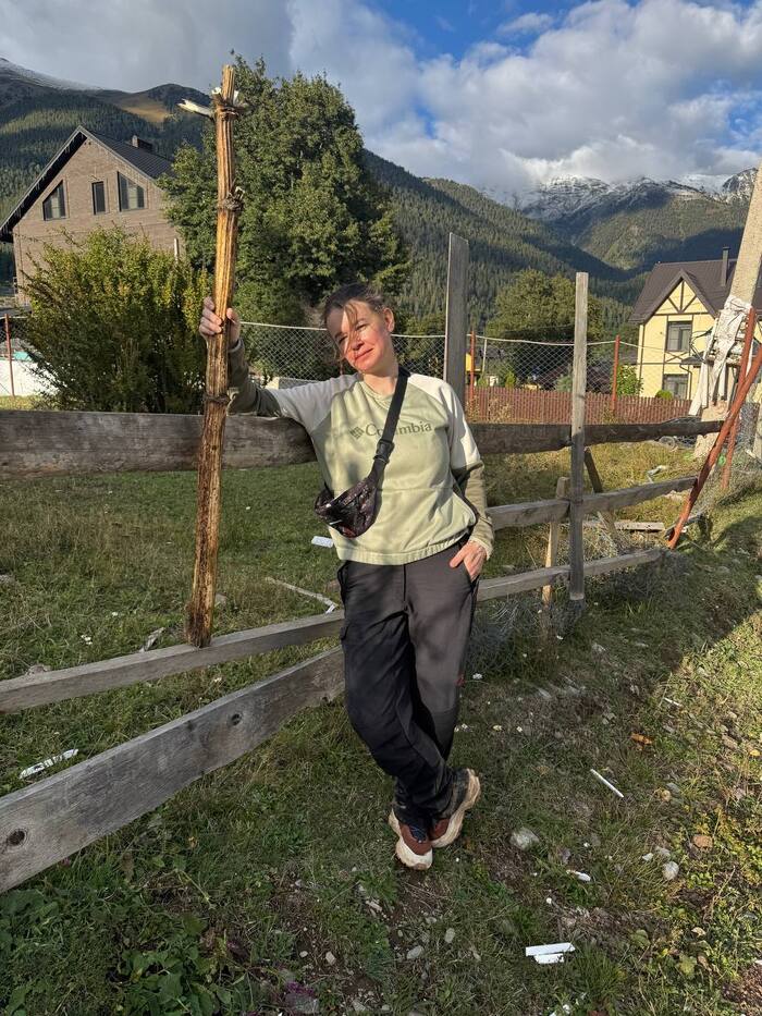 Довольная я, добывшая борщевик. Он засохший, потому безопасный