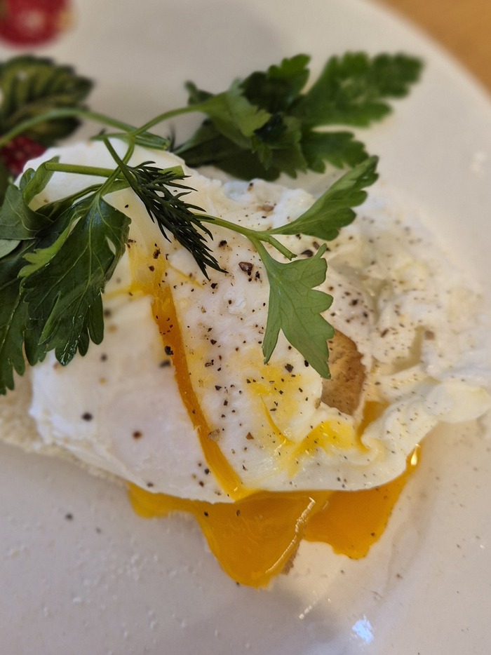 Яйцо пашот - вот только что сделал специально для публикации, после того как написал пост.