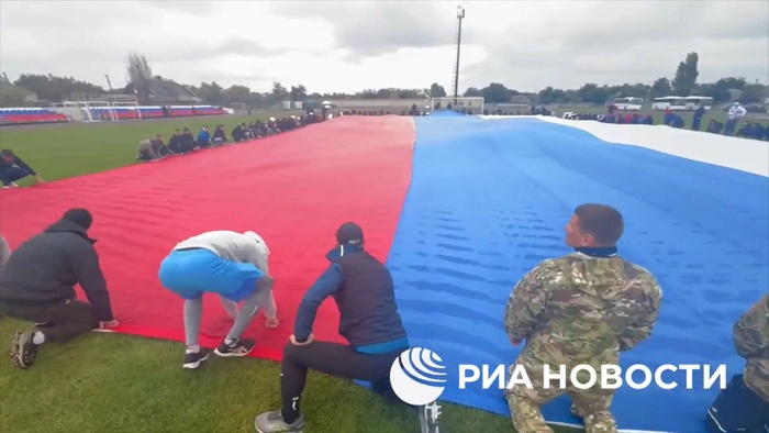 В Геническе подняли флаг РФ в годовщину возвращения. Три года со дня воссоединения ДНР, ЛНР, Запорожской и Херсонской областей с Россией