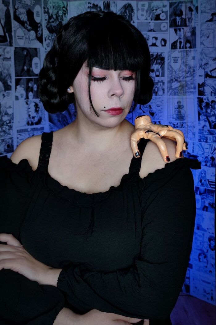 Понимаю, Уэнсдэй не мой персонаж, но я уже сделала руку и пути назад нет 😁 пришлось снимать.