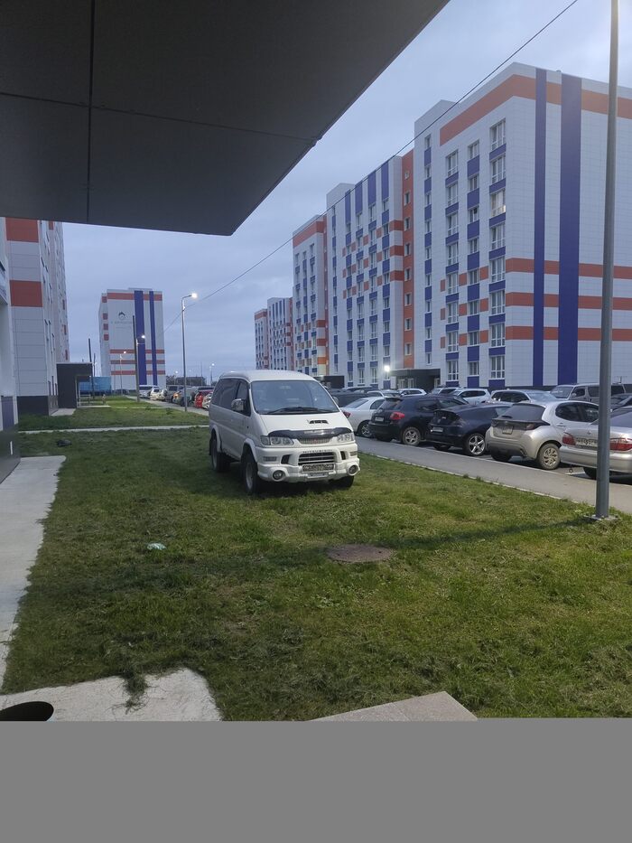 Авто без номеров на газоне, куда обращаться?