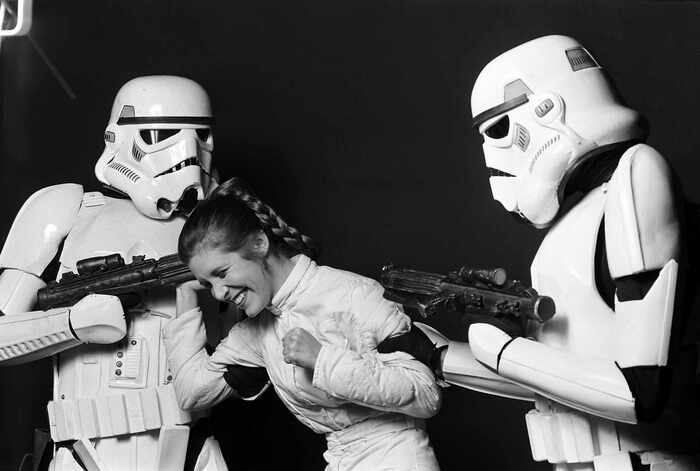 Кэрри Фишер и штурмовики. На съемках фильма Звёздные войны. Эпизод 5: Империя наносит ответный удар.