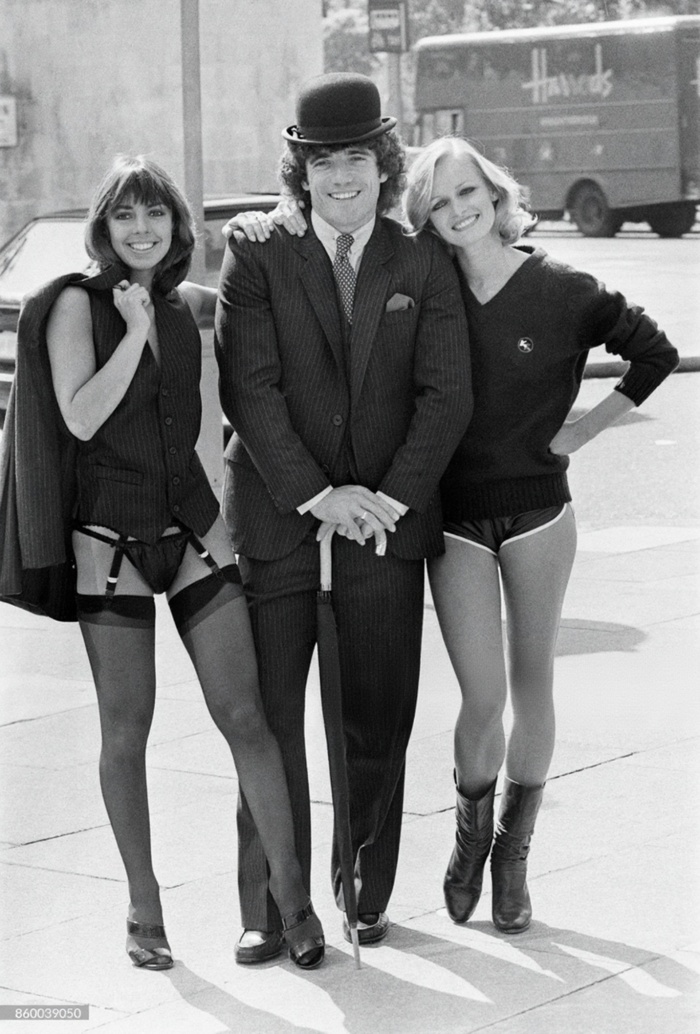 Английский футболист Кевин Киган с моделями, на демонстрации коллекции одежды. 8 сентября 1980 года. Фото Кента Гэвина.