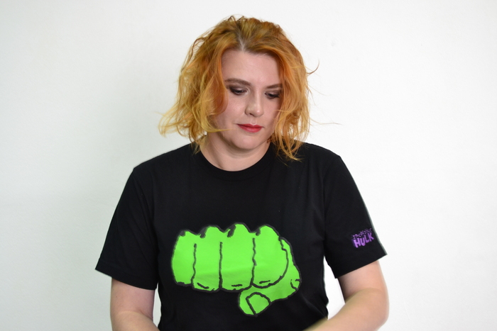 Этот тяжелый мейк и прическа а-ля взрыв на макаронной фабрике мне очень "идут". Старят лет на 10