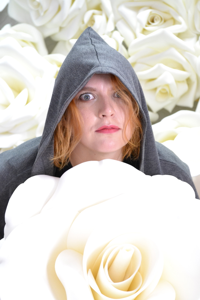 До сих пор не понимаю, как ей удалось поймать самое несуразное выражение лица. Кстати, в жизни мой фейс НИКОГДА не лоснится, а тут просто жуткий пересвет.