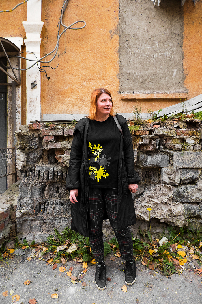 А тут даже штаны те же самые)