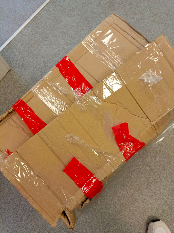 Вот вообще не вскрывали коробку )))))