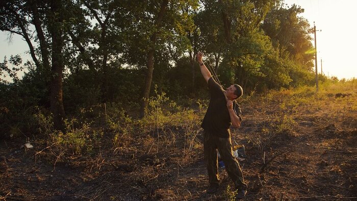 Сергей "застреливает" леску с грузилом что бы потом затянуть веревку, по которой он и планирует подняться.