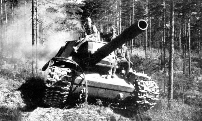 СУ-152 выдвигается на новую позицию