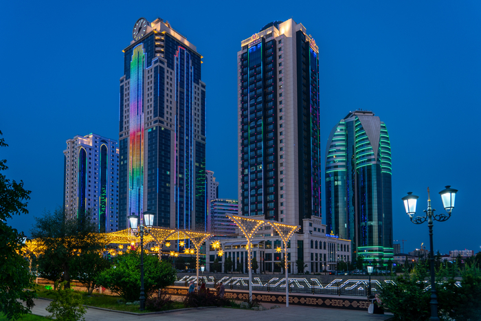 Где-то в 90-х годах этих небоскрёбов не было, но на этом месте были руины