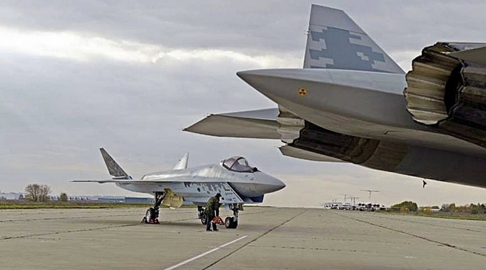 Рядом с Су-57 на летном поле