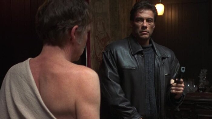 "Максимальный риск" навсегда зафиксировал в моей голове пару вещей: образ Ван Дамма в стильном кожаном плаще и драку в бане со здоровяком блондином