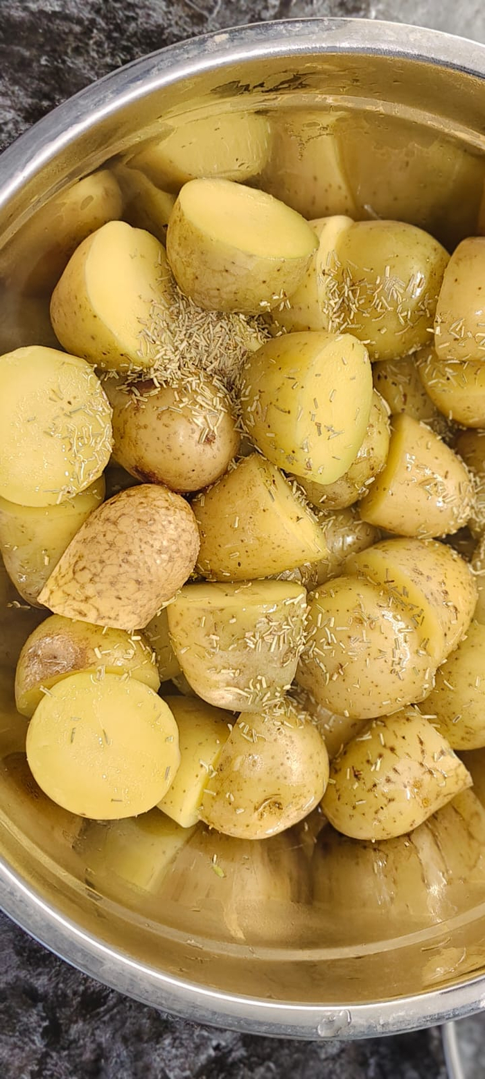 Смазываю маслом и посыпаю розмарином