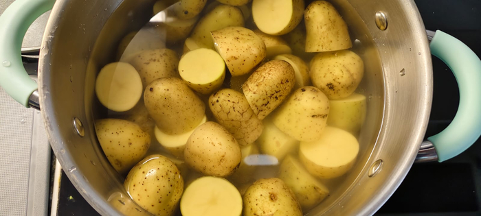 Заливаю водой и солю. Варю до полуготовности