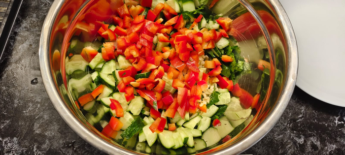 Мелко порезанный болгарский перец и огурцы