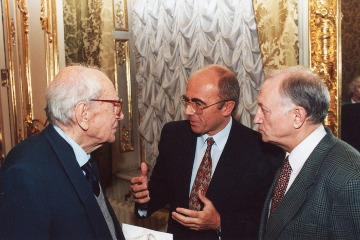 На фото - академик Дмитрий Лихачев, Александр Запесоцкий и Владимир Триодин