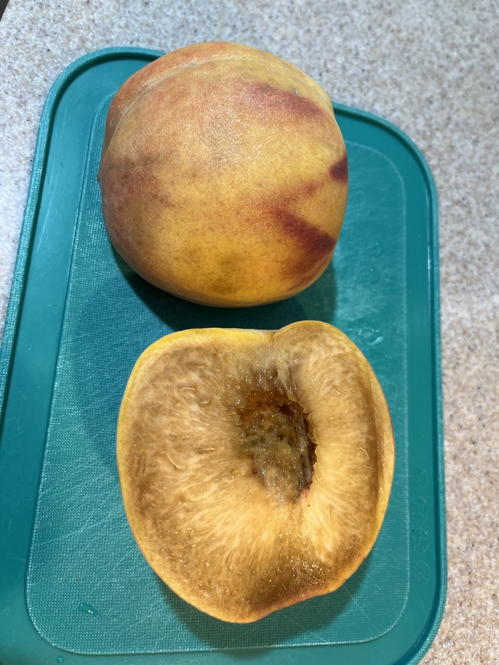 Целых ящик у меня таких, гнилых и дорогих персиков.