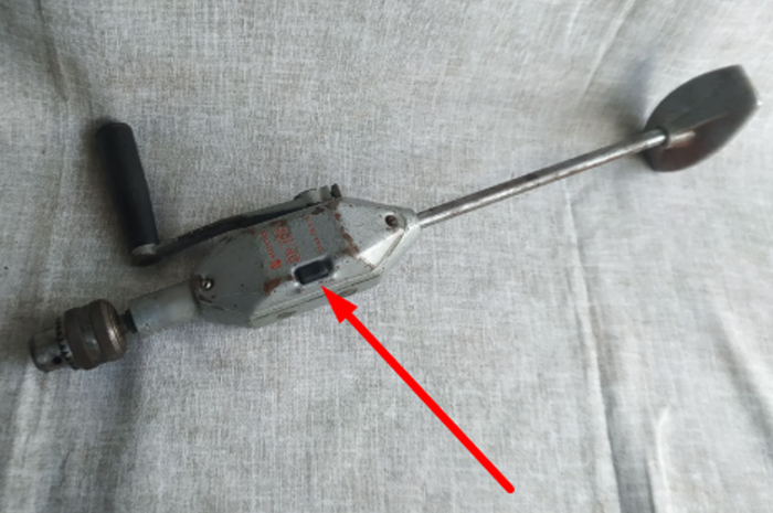 Зачем эта кнопка на редукторе в ручной дрели из СССР?