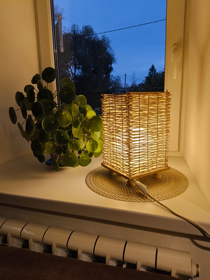 Настольная лампа.