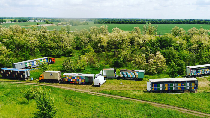 Павильоны размещают на месте. 2-3 месяца пасека работает. Потом собирают урожай, ульи отвозят на зимнее хранение. 