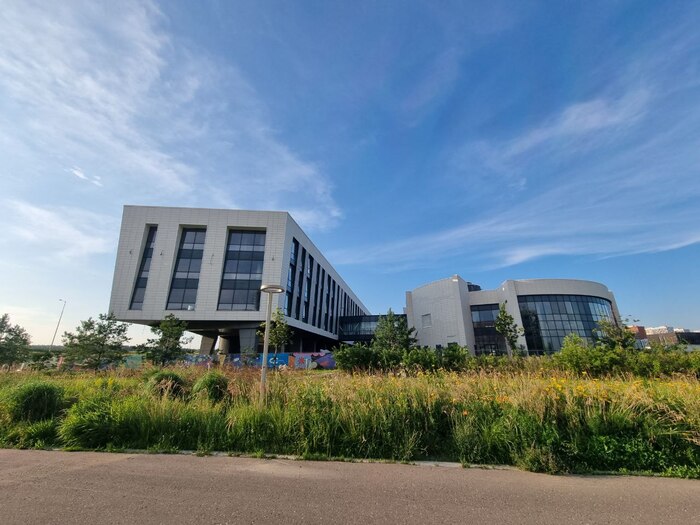 Это стоит как минимум с 2021 года. Кажется, они даже ограждения не поменяли за это время