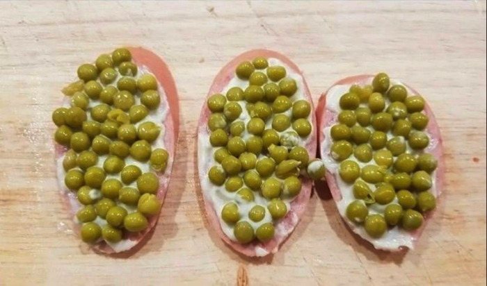 Просто жабья икра на свинных крютонах . Можешь листать ленту дальше