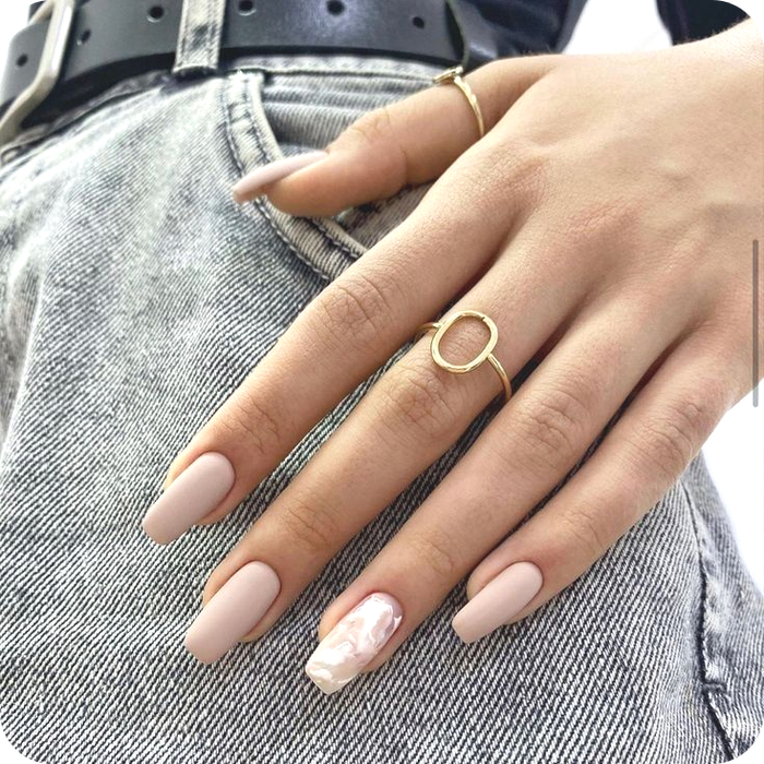 12 идей дизайна маникюра на осень 2025, которые придут на место надоевшего френча и сливочного масла