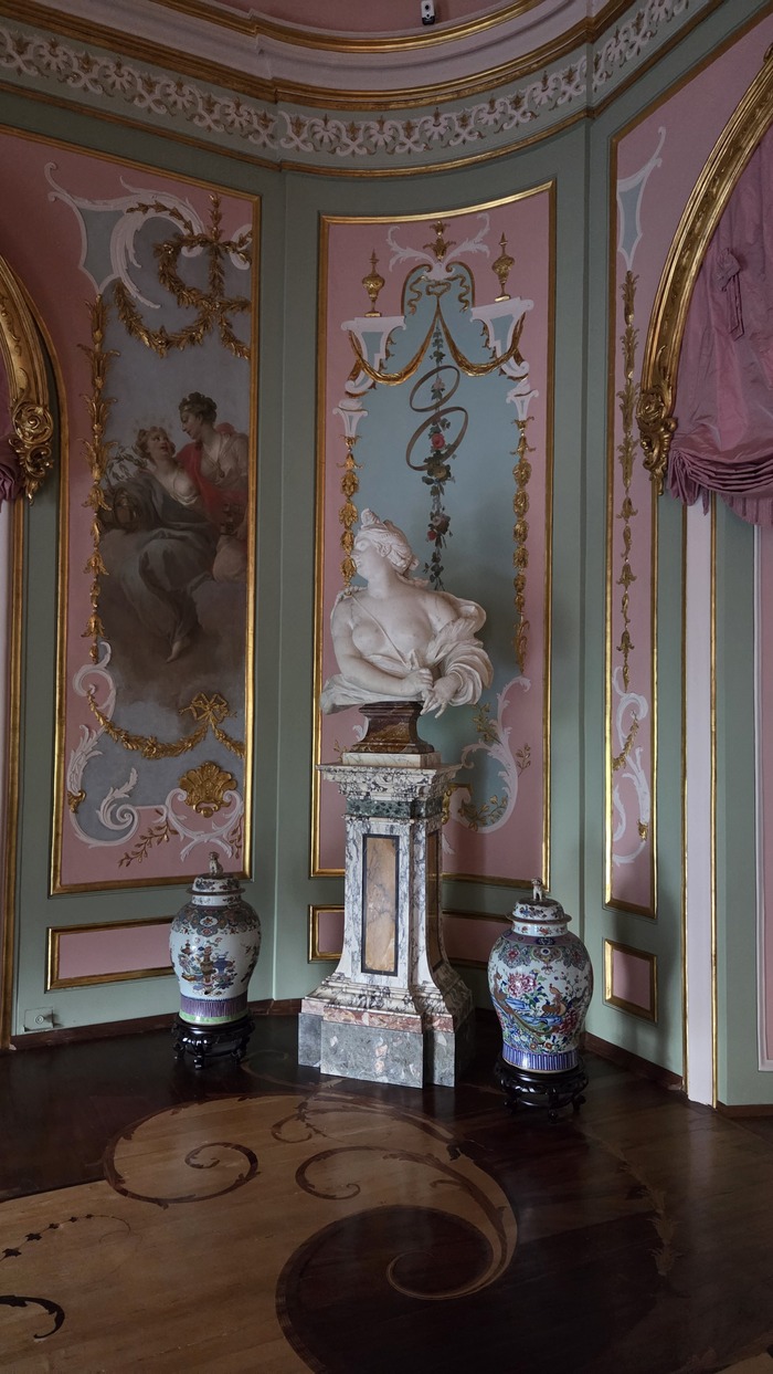 В оформлении зала муз тоже ничего китайского, кроме фарфоровых ваз разве что.